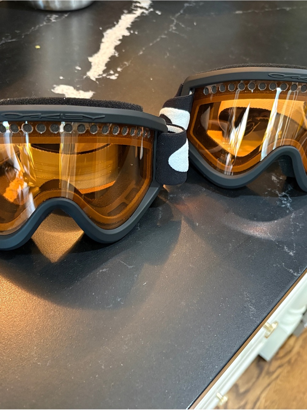 Youth - Like new Oakley amber Lens Ski/Snowboard Goggles